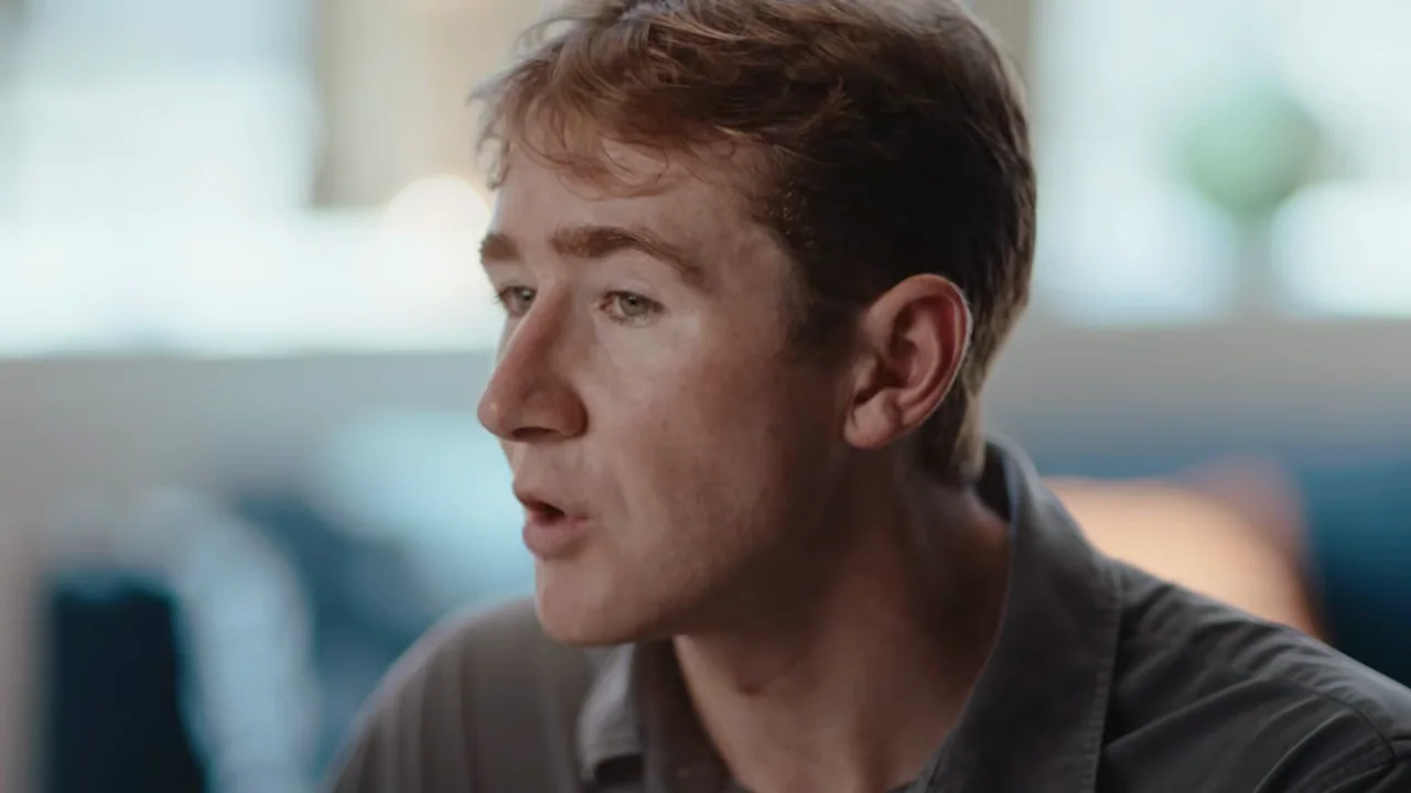 A close speaker view interrupts the screen sequence.